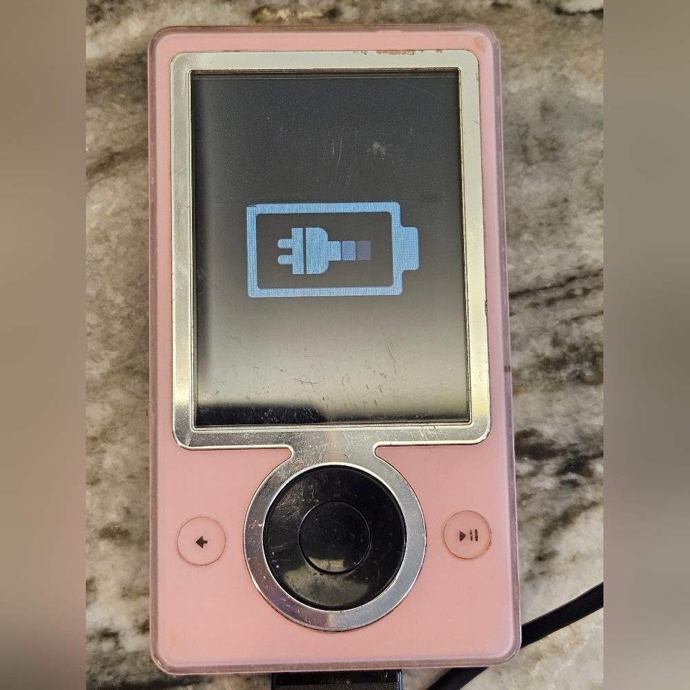 Microsoft Zune Limited Edition W Zune Dock Pack and Case - Picture 11 of 16